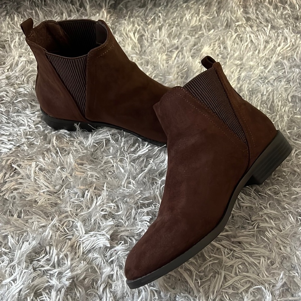 Brown suede ankle boots / booties